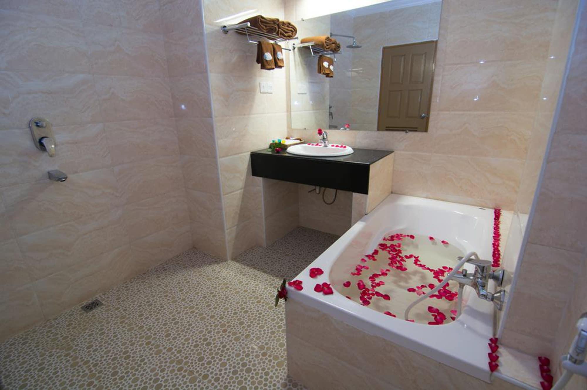 Royal Inlay Hotel Nyaung Shwe Dış mekan fotoğraf